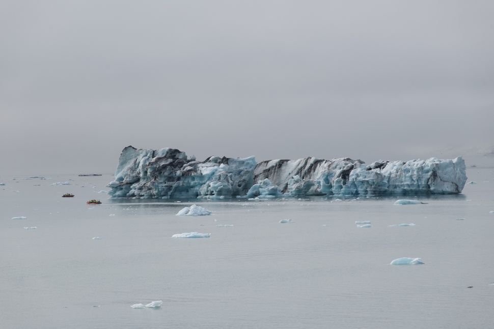 Jökulsarlon lone iceberg