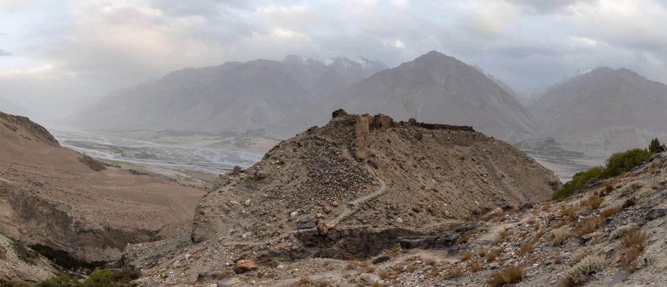 Yamchun fortress with Afghan side background