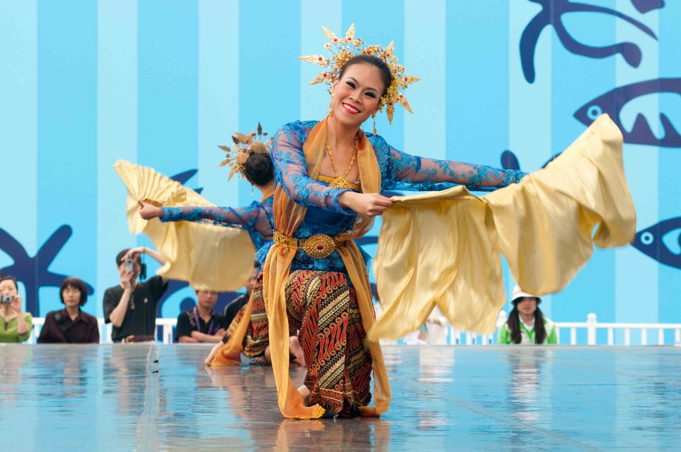 Thai fan dance 1